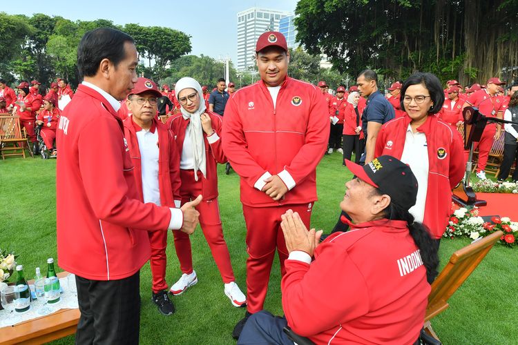 Presiden Republik Indonesia, Joko Widodo, memberikan bonus kepada kontingen Indonesia yang berhasil menjadi juara umum dalam ASEAN Para Games 2023 di Kamboja, Senin (3/7/2023).