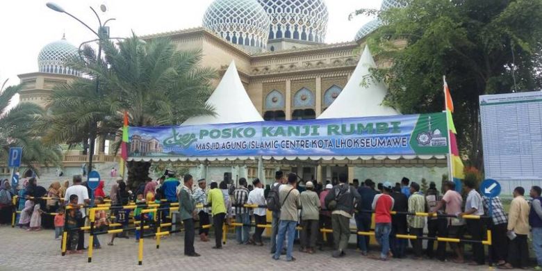 Warga menunggu pembagian kanji rumbi gratis di halaman Islamic Center, Lhokseumawe, Aceh, Minggu (28/5/2017). 