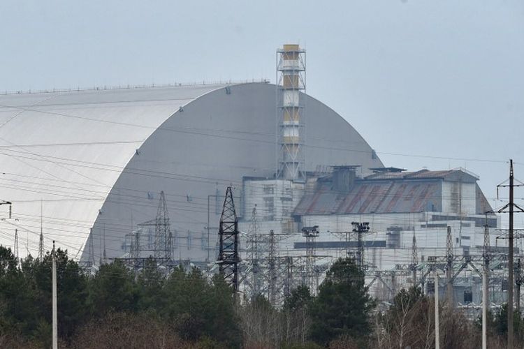 Sebuah gambar yang diambil pada 13 April 2021 menunjukkan kubah pelindung raksasa yang dibangun di atas sarkofagus yang menutupi reaktor keempat Pembangkit Listrik Tenaga Nuklir Chernobyl yang hancur menjelang peringatan 35 tahun bencana nuklir Chernobyl yang akan datang.