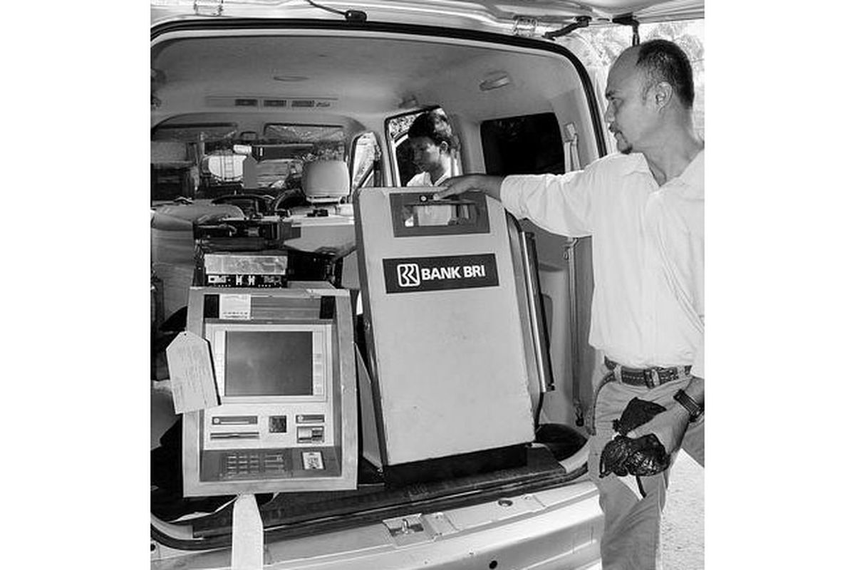 Petugas Satuan Reserse Kriminal Polres Bogor, Senin (6/8), menunjukkan brankas penyimpanan uang dan mesin anjungan tunai mandiri (ATM) Bank Rakyat Indonesia yang dicuri di Jalan Sukahati, Kecamatan Cibinong, Kabupaten Bogor, pada Sabtu lalu. Mesin itu diamankan setelah petugas menangkap tiga orang dari 11 pelaku di Karawang.