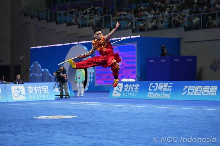 Atlet wushu Indonesia, Harris Horatius, sukses menyabet emas Asian Games 2022 usai beraksi di XSG Sports Centre, China, Selasa (26/9/2023).