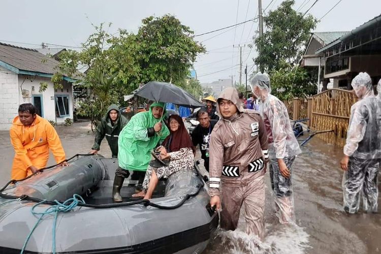 Petugas mengevakuasi warga saat banjir merendam wilayah Belitung, Jumat (6/12/2019).