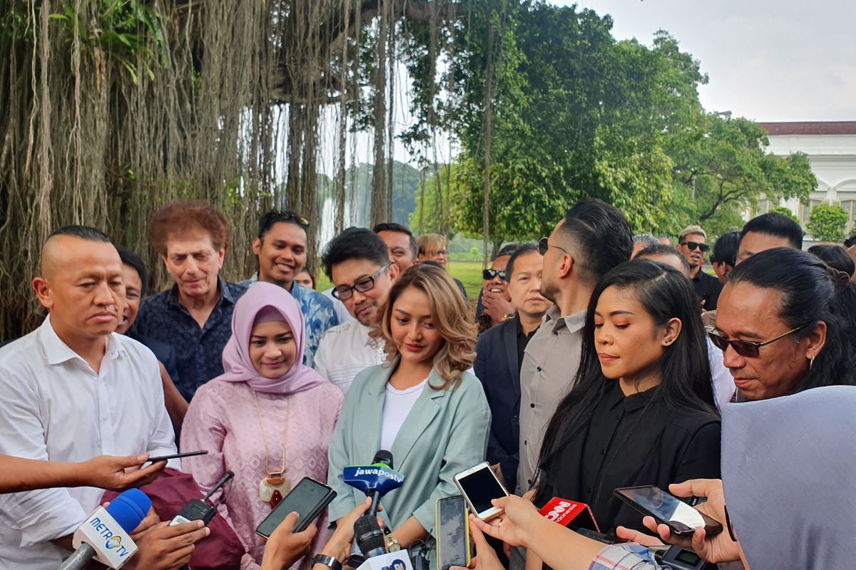 Puluhan musisi bertemu Presiden Joko Widodo di Istana Kepresidenan Bogor, Senin (30/9/2019). Usai melakukan pertemuan tertutup dengan Presiden, para musisi yang hadir mengumumkan akan mengelar konser musik bertajuk persatuan Indonesia. 