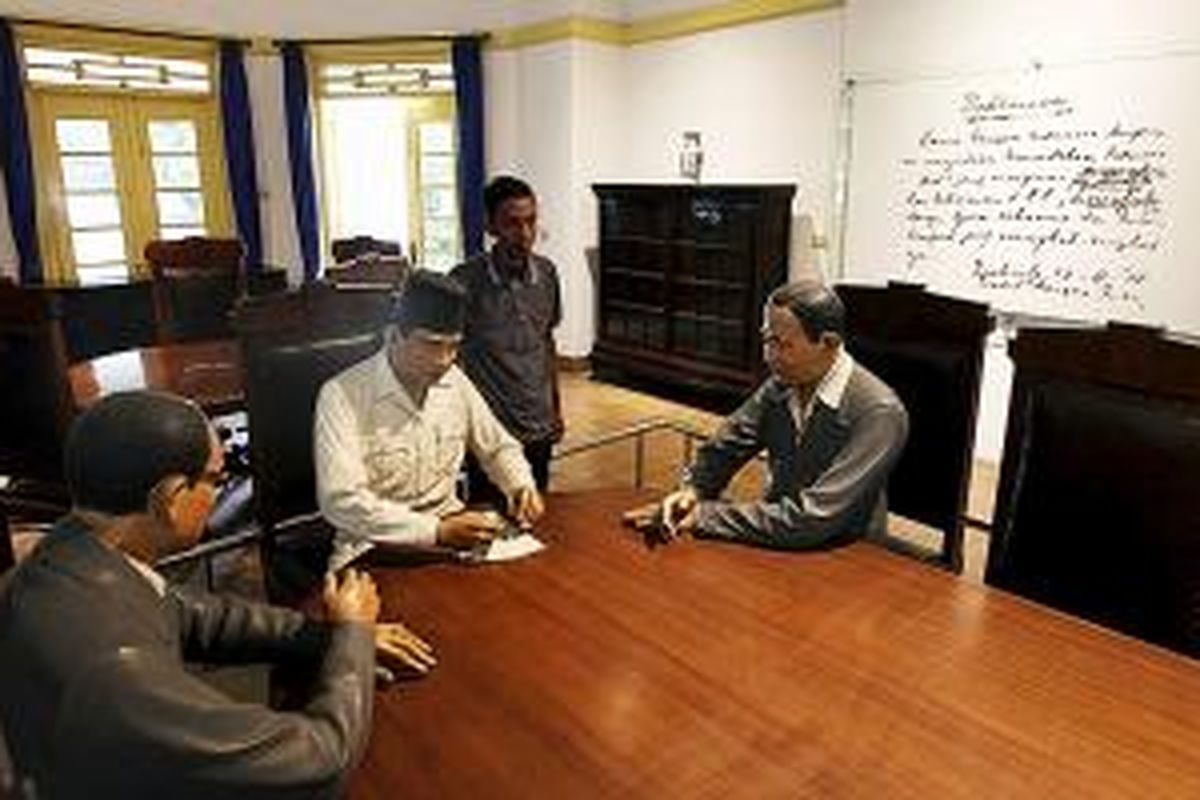 Suasana perumusan naskah proklamasi digambarkan melalui patung lilin tiga tokoh perumus, yaitu Mohammad Hatta, Soekarno, dan Ahmad Subardjo, di Museum Perumusan Naskah Proklamasi, Jakarta, Jumat (14/8/2015). 