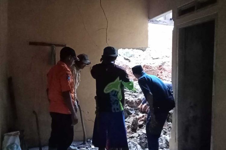 Kondisi rumah warga yang rusak akibat diterjang longsor di Kampung Ciruwuk, Desa Sukaraksa, Kecamatan Cigudeg, Kabupaten Bogor, Jawa Barat, Senin (8/1/2024).