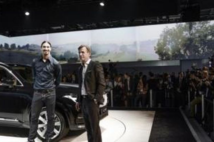 Penyerang PSG Zlatan Ibrahimovic saat memperkenalkan Volvo XC90 di Paris Motorshow beberapa waktu lalu.