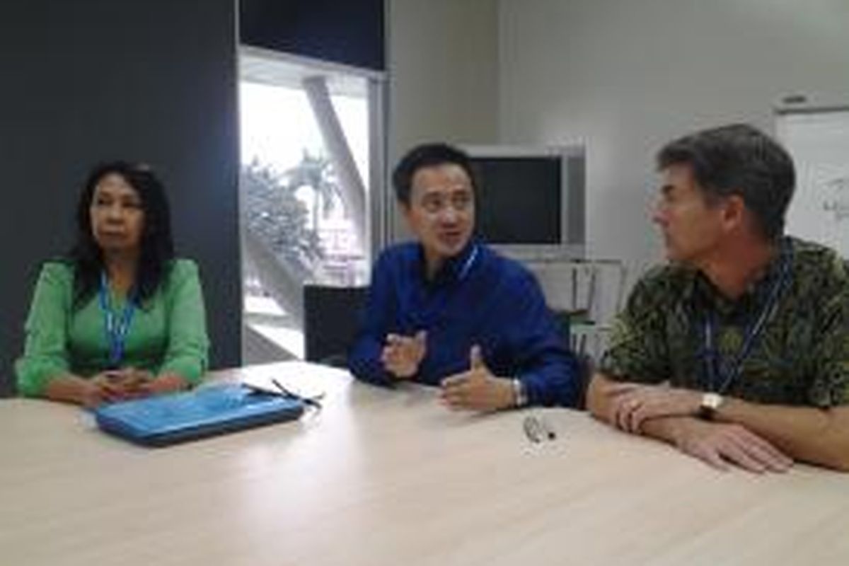 Kuasa Hukum JIS (Jakarta International School) dan Kepala Sekolah JIS Timothy Carr saat memberikan keterangan kepada wartawan di Kompleks JIS, Pondok Indah, Jakarta, Selasa (10/6/2014).