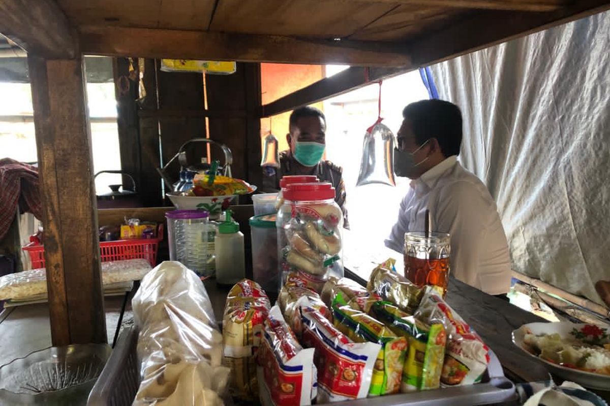 Mendes PDTT, Abdul Halim saat menikmati suasana dan minuman yang melegakan di sebuah warung kaki lima di kota Ungaran.