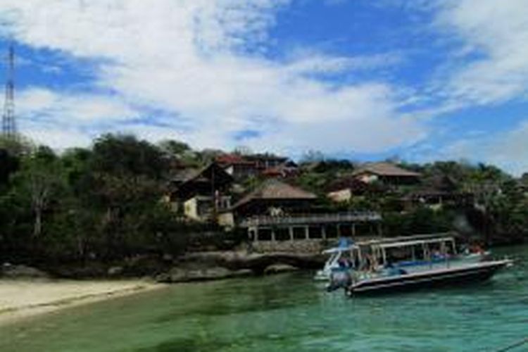 Nusa Lembongan masuk Kabupaten Klungkung. Wilayah ini adalah sebuah pulau yang terpisah dari Pulau Bali. Jika akan menuju Pulau Nusa Lembongan, pelancong bisa naik perahu motor cepat dari Sanur, atau Kusamba Klungkung.