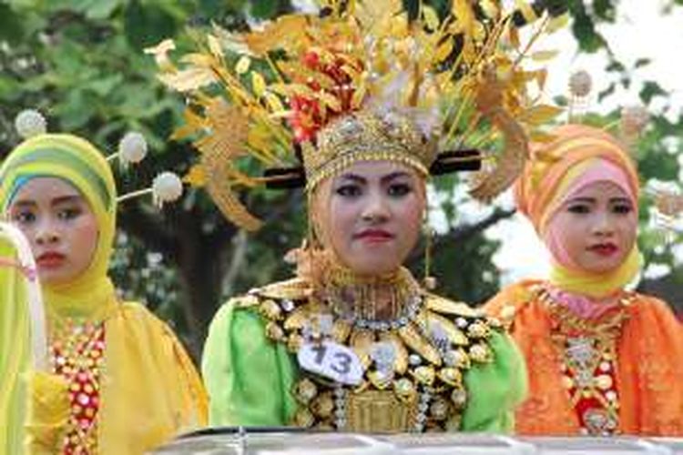 Parade pakaian adat Gorontalo yang ditampilkan dalam pembukaan Festival Pesona Danau Limboto di Pentadio Resor