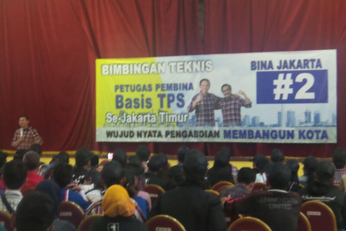 Calon gubernur DKI Jakarta Basuki Tjahaja Purnama atau Ahok saat memberi pengarahan kepada para relawannya, di GOR Otista, Jakarta Timur, Sabtu (8/4/2017).