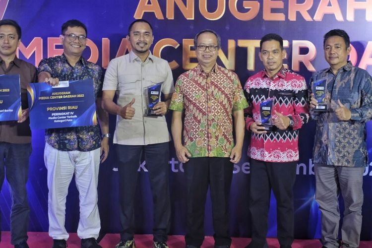 Portal Media Center Provinsi Riau kembali menerima penghargaan anugerah media center terbaik kedua nasional pada kategori berita provinsi dan media center terbaik keempat nasional kategori foto dari Kementerian Komunikasi dan Informatika (Kemenkominfo) dalam acara Anugerah Media Center Daerah 2022, di Serpong, Banten, Senin (26/9/2022). 