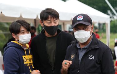 Pelatih timnas Indonesia Shin Tae-yong (tengah) bersama Menteri Pemuda dan Olahraga Republik Indonesia Zainudin Amali (kanan).