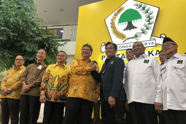 Jajaran elit Partai Golkar dengan elit Partai Bulan Bintang (PBB) pasca pertemuan di kantor DPP Partai Golkar, Slipi, Jakarta, Selasa (21/3/2023). 