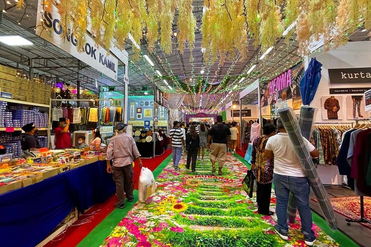 Pengunjung melihar-lihat kios-kios pakaian dan songkok Muslim di Bazaar Ramadhan Singapura 2022, Jumat malam (15/04/2022). Singapura kembali menggelar Bazaar Ramadhan setelah meniadakannya pada tahun 2020 dan 2021 karena pandemi Covid-19