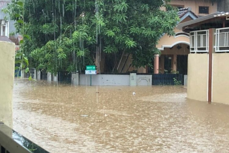 Kondisi Banjir di Jatiwarna, Kecamatan Pondok Melati, Kota Bekasi, Rabu (1/1/202). 