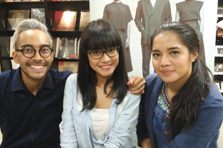 Trio vokal GAC, yang terdiri dari Gamaliel Tapiheru (kiri), Audrey Tapiheru, dan Cantika Abigail (kanan), diabadikan ketika ditemui di kawasan Sarinah, Jakarta Pusat, Rabu (19/8/2015).