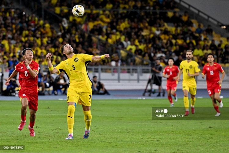 Pemain Timnas Malaysia, Facundo Tomas Garces, menjadi salah satu pemain naturalisasi bermasalah yang turun dalam laga Malaysia vs Vietnam di putaran ketiga Kualifikasi Piala Asia 2027 pada 10 Juni 2025.(Photo by Mohd RASFAN / AFP)
