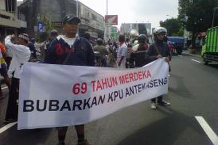 Puluhan massa pendukung Prabowo-Hatta menggelar aksi damai menjelang putusan MK terkait Pilpres 2014, di ruas jalan Pemuda Muntilan, Kabupaten Magelang, Kamis (21/8/2014).