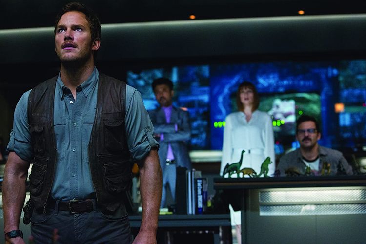 Jurassic World (2015) dibintangi oleh Chris Pratt, Bryce Dallas-Howard, Irrfan Khan, dan Jake Johnson.