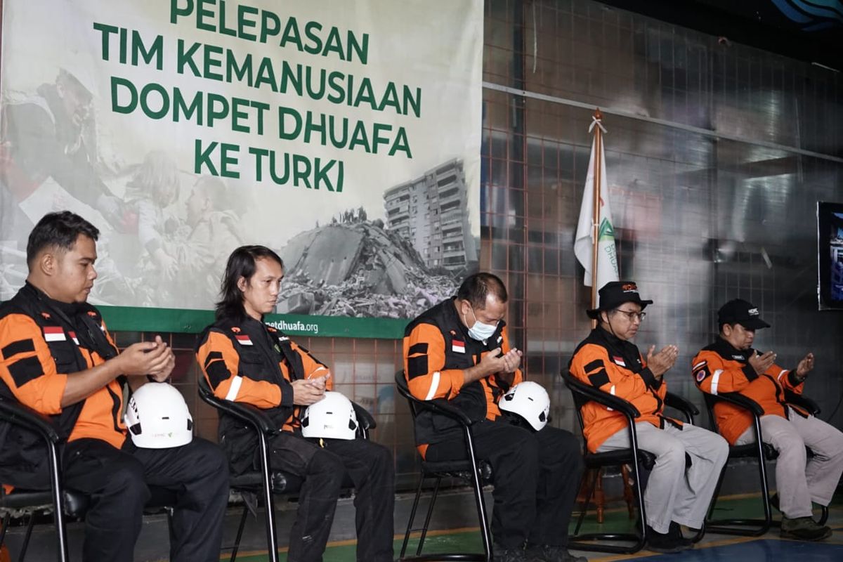 Dompet Dhuafa melepas keberangkatan tim relawan kemanusiaan untuk gempa Türkiye-Suriah di kantor DMC Dompet Dhuafa, Kota Tangerang Selatan, Kamis (9/2/2023).
