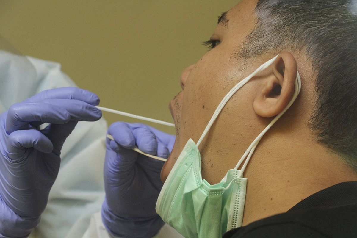 Petugas medis memeriksa pasien dengan SWAB Test di Cimanggis, Depok, Jawa Barat, Minggu (8/4/2020). Tes dengan sistem tersebut dilakukan guna mempersempit penyebaran COVID-19 di wilayah Depok dan sekitarnya. ANTARA FOTO/Asprilla Dwi Adha/aww.