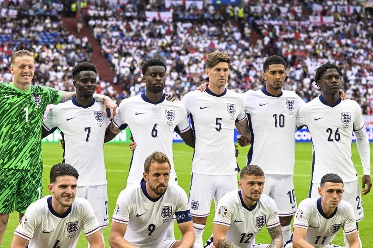 Pemain Inggris berpose jelang 16 besar Euro 2024 melawan Slovakia di Stadion Arena AufSchalke, Gelsenkirchen, 30 Juni 2024. Dalam laga Inggris vs Slovakia, Bukayo Saka sempat dimainkan sebagai bek kiri. (Photo by INA FASSBENDER / AFP)