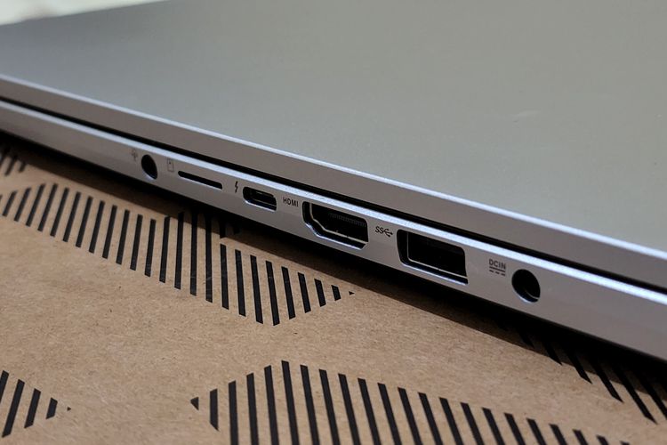 Ilustrasi konektor di bingkai bagian kanan Vivobook Pro 14X OLED. Di sisi ini terdapat port AC/DC, port USB 3.2 Gen 1, port HDMI, port Thunderbolt 4, slot kartu microSD, dan lubang audio 3,5 mm untuk headphone atau mikrofon.