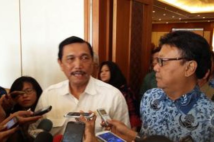 Menteri Koordinator Bidang Politik, Hukum dan Keamanan Luhut Binsar Pandjaitan dan Menteri Dalam Negeri Tjahjo Kumolo seusai membuka Rapat Koordinasi Pembangunan Kawasan Perbatasan di Hotel Sahid Jakarta, Senin (30/11/2015).