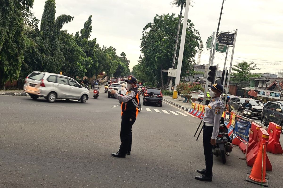 Petugas kembali berjaga di Simpang Pesing antara Jalan Daan Mogot dengan Jalan Tubagus Kali Angke, tepatnya di kolong fly over Pesing, Jakarta Barat, pada Senin (24/10/2022) sore. 