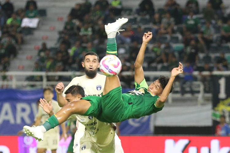 Aksi pada pertandingan lanjutan Liga 1 2024-2025 Persebaya Surabaya vs Persita Tangerang bergulir di Stadion Gelora Bung Tomo (GBT), Jumat (31/1/2025) malam.