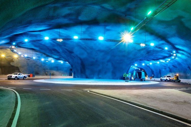 Terowongan bawah laut 11 kilometer di Kepulauan Faroe. 
