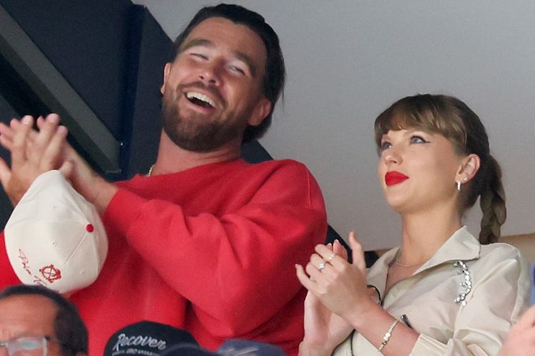 Taylor Swift (kanan) dan Travis Kelce (kiri) saat menghadiri pertandingan Stanley Cup Final 2025 di Florida, Amerika Serikat, pada Kamis (12/6/2025).