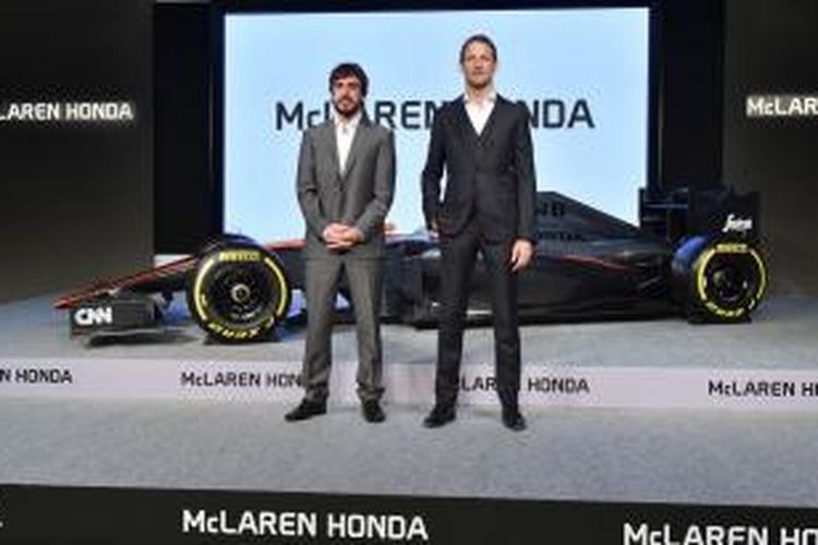 Pebalap McLaren-Honda, Fernando Alonso (kiri) dan Jenson Button, berpose di depan mobil yang akan dipakai pada Formula 1 2015 dalam acara jumpa pers di kantor pusat Honda di Tokyo, Jepang, Selasa (10/2/2015).