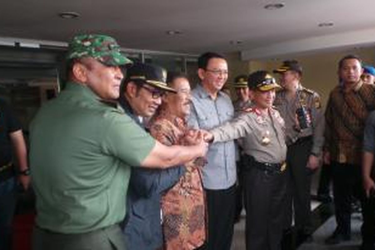 Gubernur DKI Jakarta Basuki Tjahaja Purnama bersama Kapolda Metro Jaya Irjen Pol Tito Karnavian, Pangdam Jaya Mayjen TNI Teddy Lhaksmana, Wali Kota Bandung Ridwan Kamil, Ketua Komite Pengawas Piala Presiden Maruarar Sirait, dan Manajer Persib Bandung Umuh Muchtar, di Mapolda Metro Jaya, Minggu (18/10/2015).