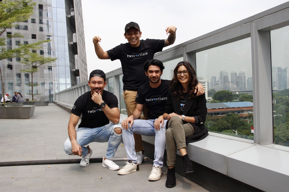 (dari kiri) Para pemain film Twivortiare Denny Sumargo, Boris Bokir (berdiri), Reza Rahadian, Raihaanun saat media visit ke redaksi Kompas.com di Menara Kompas, Palmerah Selatan, Jakarta Pusat, Rabu (28/8/2019).