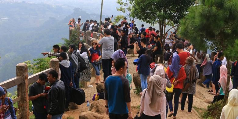 Pengunjung memadati obyek wisata Tebing Keraton di Bandung, Minggu (10/7/2016).