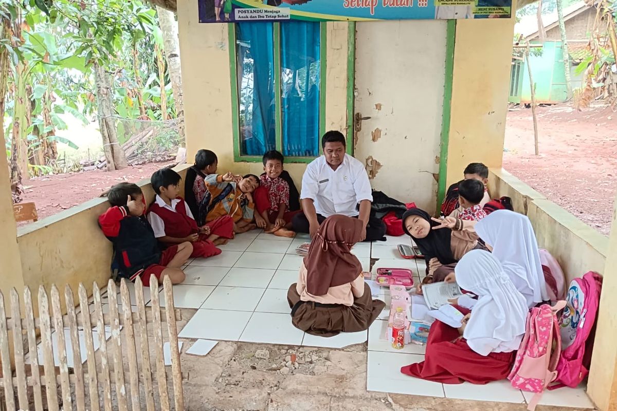 Puluhan siswa SD dan SMP di Kabupaten Bandung Barat terpaksa melaksanakan kegiatan belajar mengajar (KBM) di halaman kantor Posyandu, Rabu (11/9/2024).