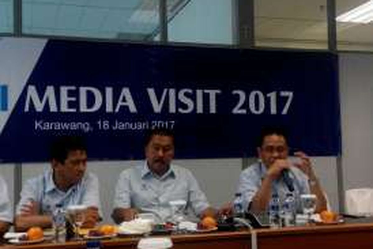 Direktur Utama Perum Peruri Prasetio (tengah) pada acara Media Visit Pabrik Perum Peruri di Karawang, Jawa Barat, Rabu (18/1/2017).