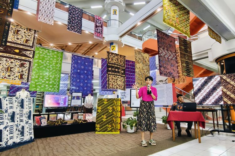 Dosen Desain Komunikasi Visual (DKV) PCU, Dr. Aniendya Christianna, S.Sn., M.Med.Kom saat menjelaskan kegiatan memadukan warisan budaya dengan teknologi masa depan untuk memperingati Hari Batik dan Hari Sumpah Pemuda yang berlangsung di Perpustakaan Petra Christian University, Gedung Radius Prawiro lantai 6 Surabaya, Jawa Timur, Senin (27/10/2025) siang.