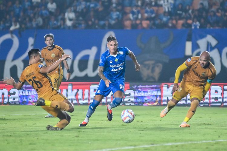 Aksi Stefano Beltrame gelandang Persib dalam melewati bek lawan dalam pertandingan pekan ke-30 Liga 1 2023-2024 antara Persib Bandung vs Bhayangkara FC, di Stadion Si Jalak Harupat, Soreang, Kabupaten Bandung.