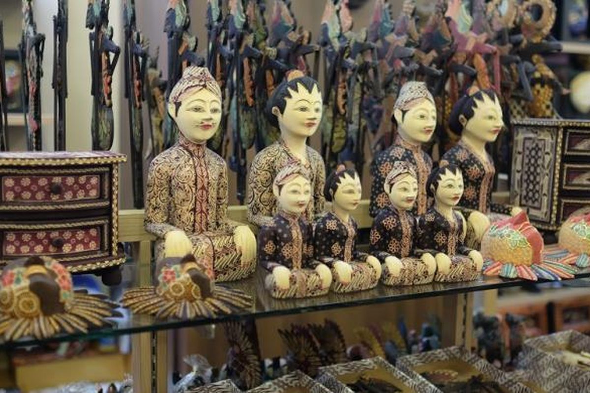 Berbagai macam varian produk hasil kerajinan berbentuk lemari kecil, patung, wayang, dan topeng yang ditawarkan di outlet Catur Batik Wood.