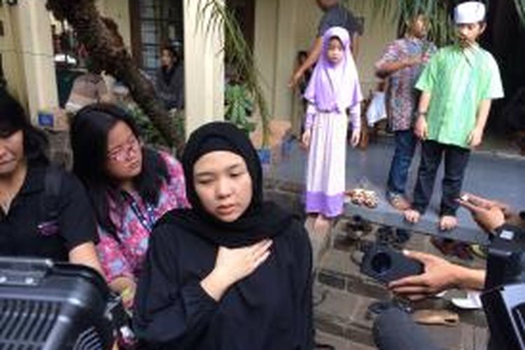 Nabila Masyiana (berhijab hitam), putri kedua alamarhum Didi Petet, berbicara tentang sang ayah di rumah duka, Jalan Bambu Apus No 76, Sasak Tinggi, Ciputat, Tangerang Selatan, Jumat (15/5/2015) pagi.