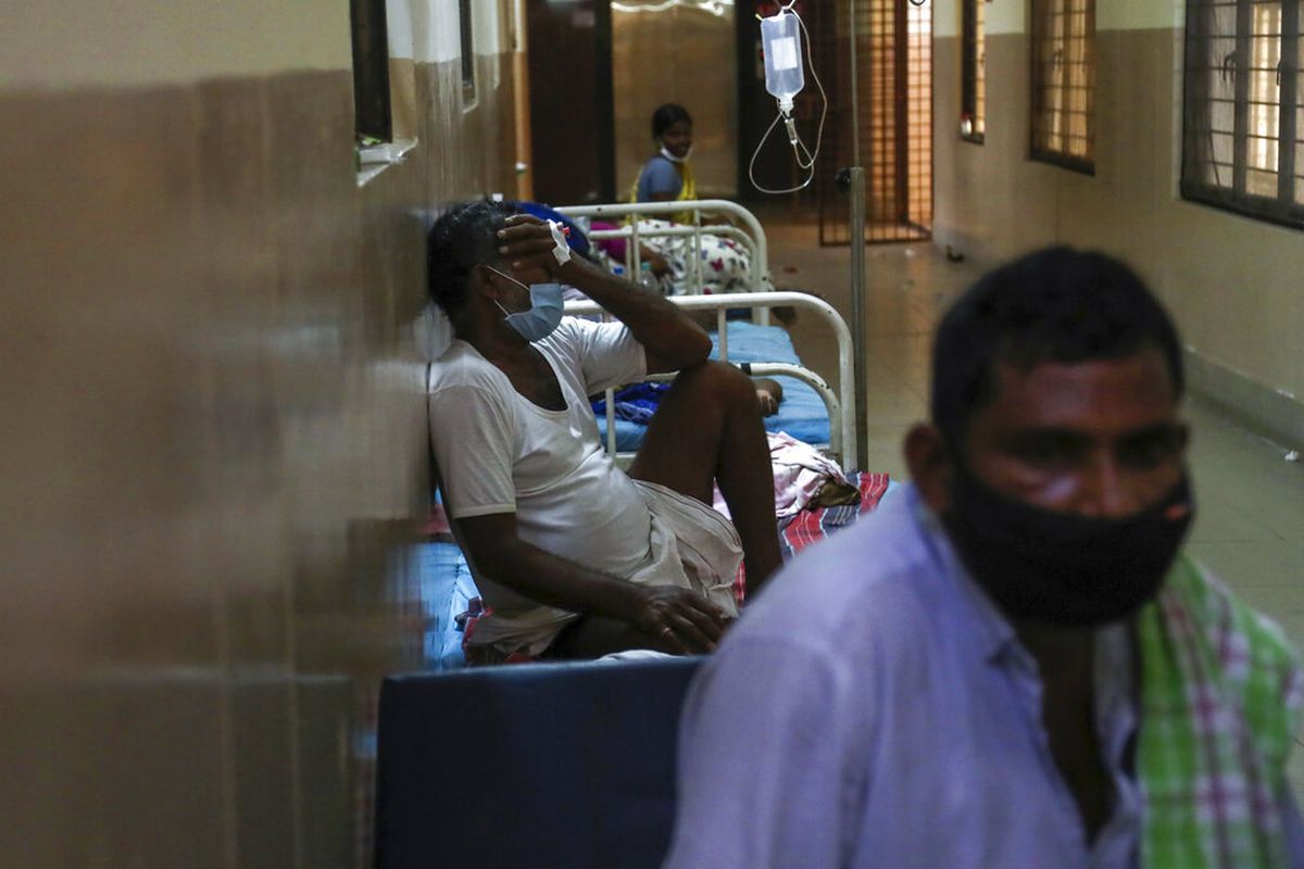 Pasien India yang terinfeksi jamur hitam menjalani perawatan di bangsal Mucormycosis sebuah rumah sakit pemerintah di Hyderabad, India, Minggu, 23 Mei 2021.