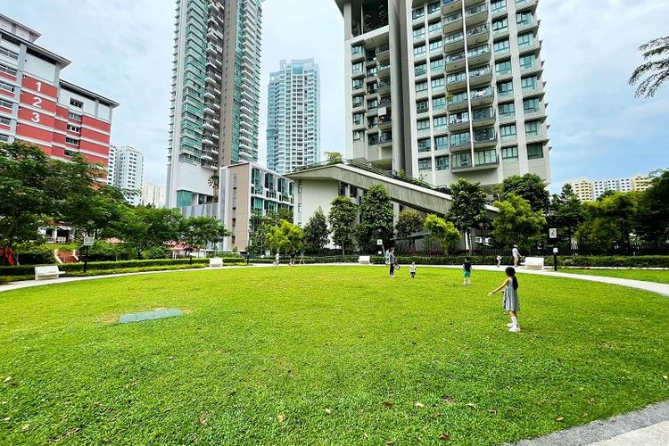 Orang tua dan anak-anak terlihat bermain bersama di Taman Kim Pong di distrik Tiong Bahru, Minggu pagi (27/6/2021). Singapura saat ini berada dalam transisi menuju new normal di mana maksimum 5 orang diizinkan berkumpul bersama