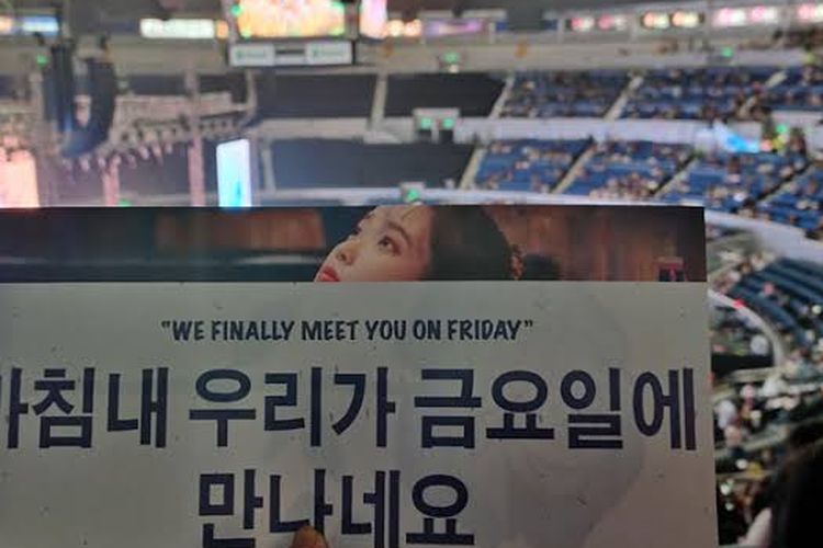 Mengenal hand banner Kpop yang sering dibawa fans saat menonton konser 