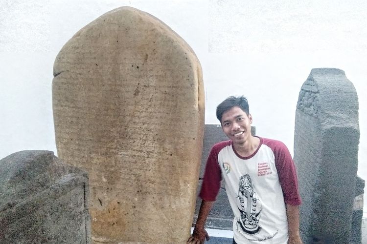 Sejarawan muda Tuban, Teguh Fatchur Rozi saat melakukan penelitian sejarah pada artefak Prasasti Kambang Putih yang tersimpan di Museum Nasional RI.