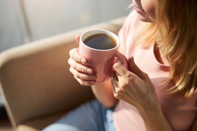 Minum kopi adalah salah satu cara agar bangun pagi yang bisa dicoba.