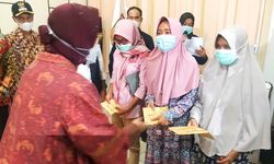 H-1 Lebaran, Mensos Berikan Santunan Rp 285 Juta Kepada Korban Longsor di Solok