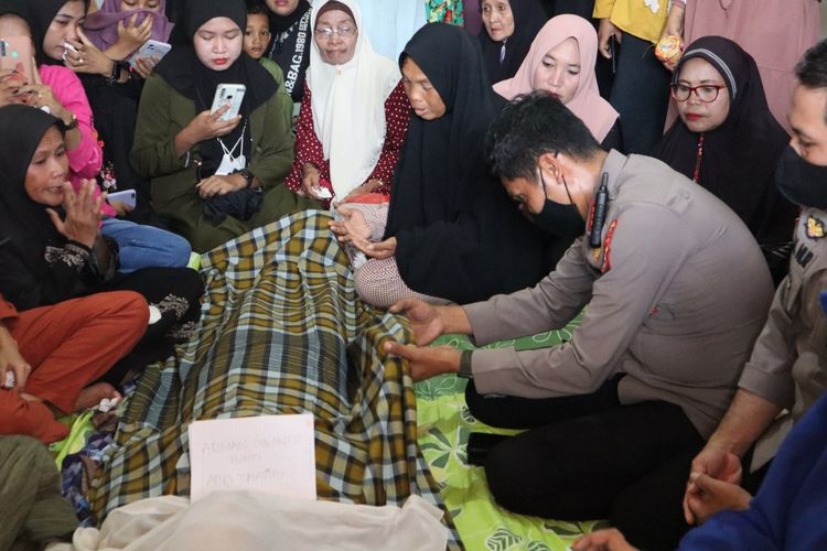 Aparat kepolisian di Kabupaten Gowa, Sulawesi Selatan tengah memeriksa kondisi jenazah korban teror panah. Jumat, (20/5/2022).